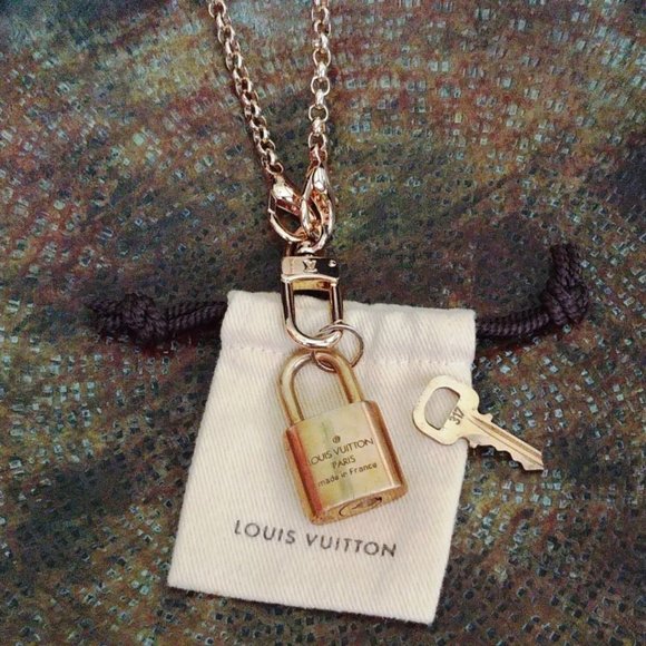 Louis Vuitton Lock & Key #317 w/Pochette Clasp & 24" Gold Chain & Clover Charms - Picture 2 of 16